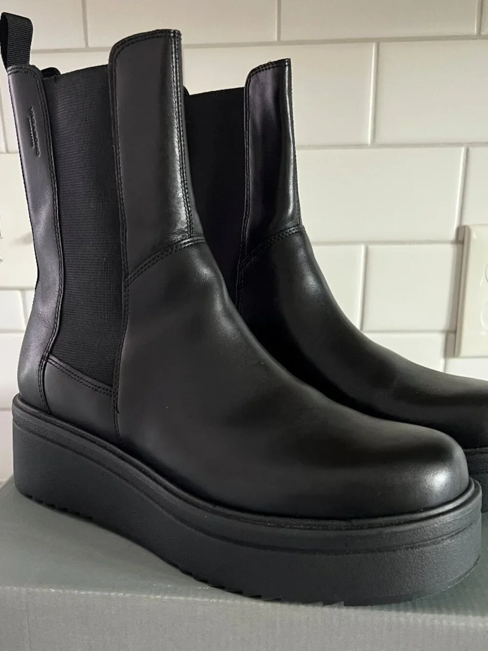 Vagabond Tara Chelsea Boots- Womens Size 9 US